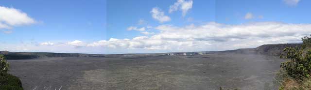ボルケーノ国立公園・噴火口を3枚の写真で合成