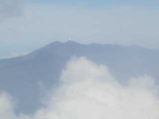 飛行機の中から見えたマウナケア山頂のスバル望遠鏡