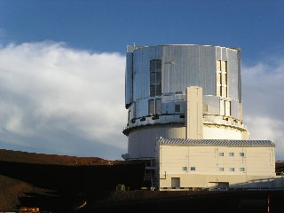 夕日に光るスバル望遠鏡