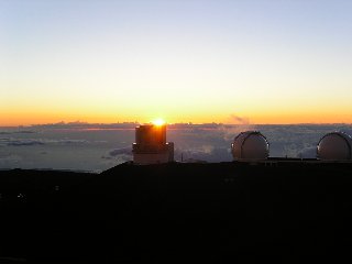 スバル望遠鏡の向こうに沈む夕日