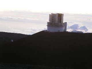 雲海に浮かぶスバル望遠鏡